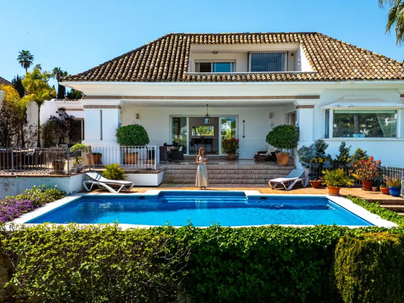 Elegant 7-Bedroom Frontline Golf Villa with Iconic Mountain Views – Nueva Andalucía
