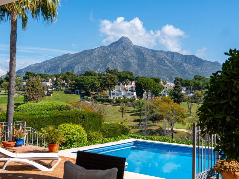 Elegant 7-Bedroom Frontline Golf Villa with Iconic Mountain Views – Nueva Andalucía