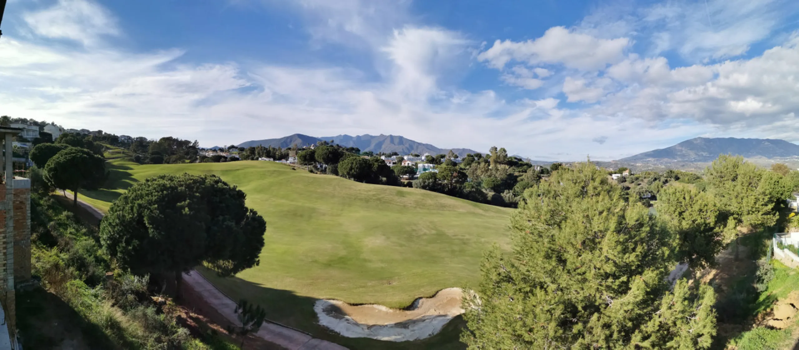 House - Detached Villa в продаже в Mijas, Málaga. В доме 6 спален и 6 ванных комнат. Площадь дома 642 м². Площадь участка 1263 м²