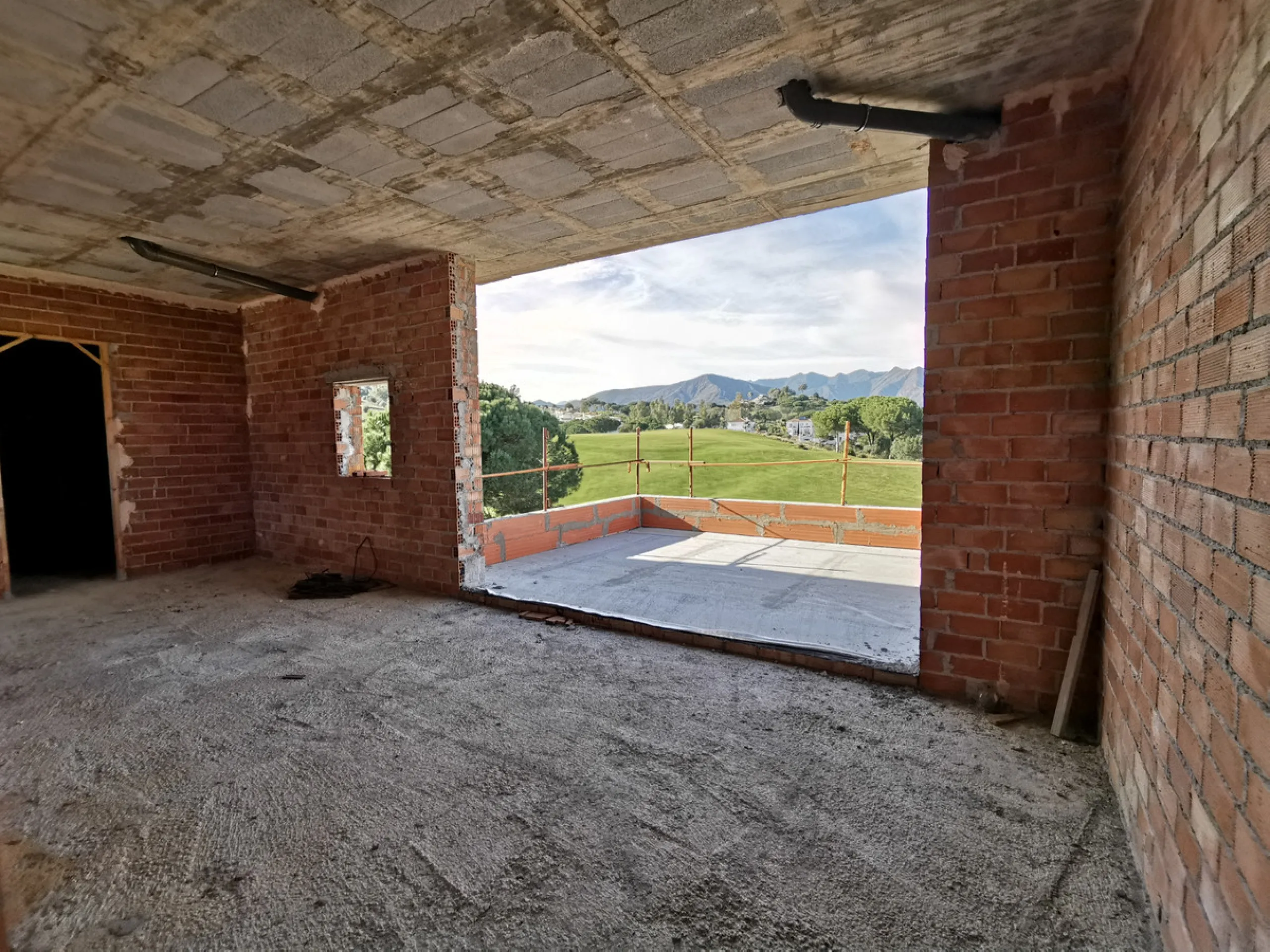 House - Detached Villa в продаже в Mijas, Málaga. В доме 6 спален и 6 ванных комнат. Площадь дома 642 м². Площадь участка 1263 м²