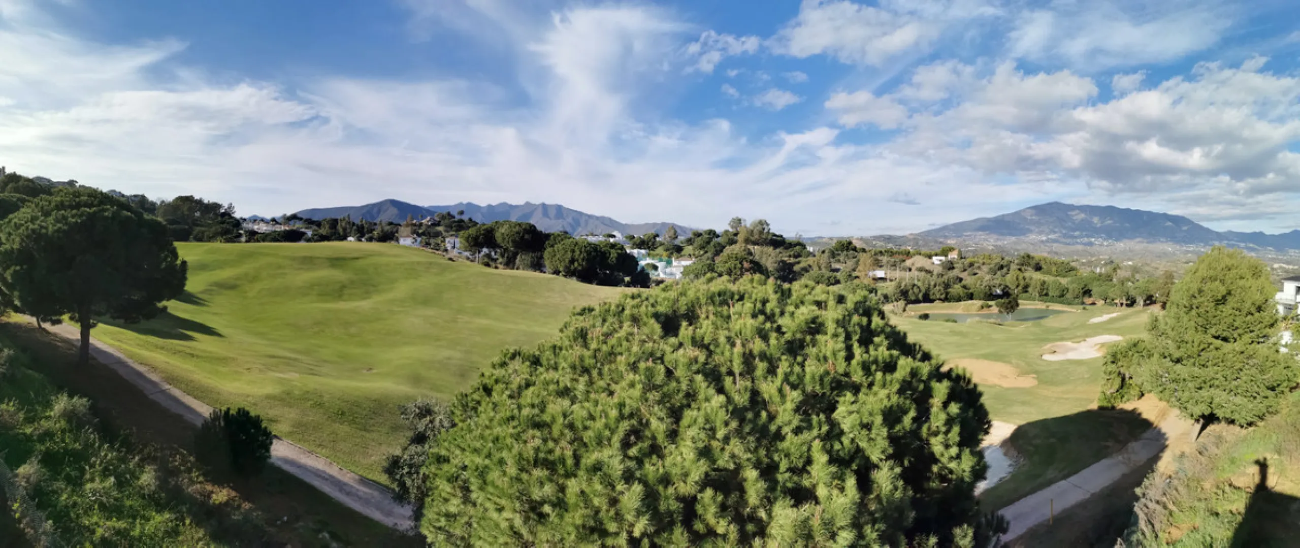 House - Detached Villa в продаже в Mijas, Málaga. В доме 6 спален и 6 ванных комнат. Площадь дома 642 м². Площадь участка 1263 м²