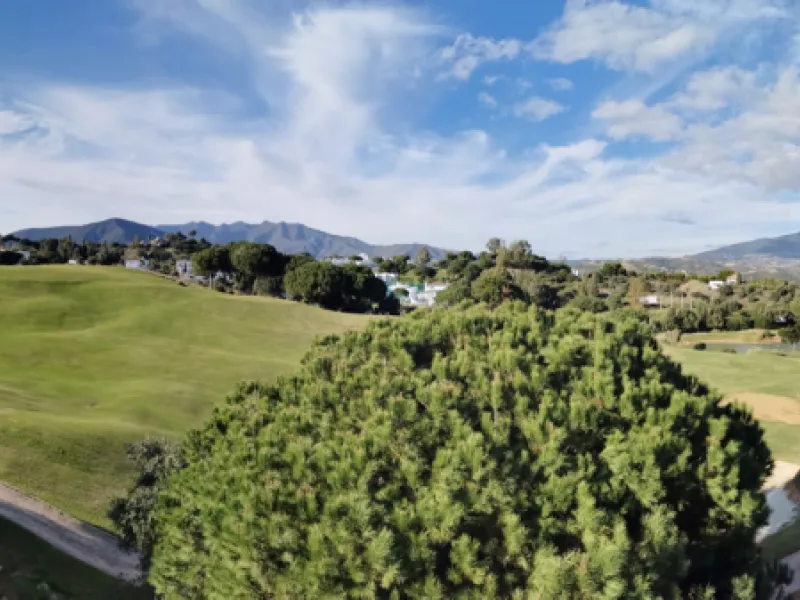 House - Detached Villa в продаже в Mijas, Málaga. В доме 6 спален и 6 ванных комнат. Площадь дома 642 м². Площадь участка 1263 м²
