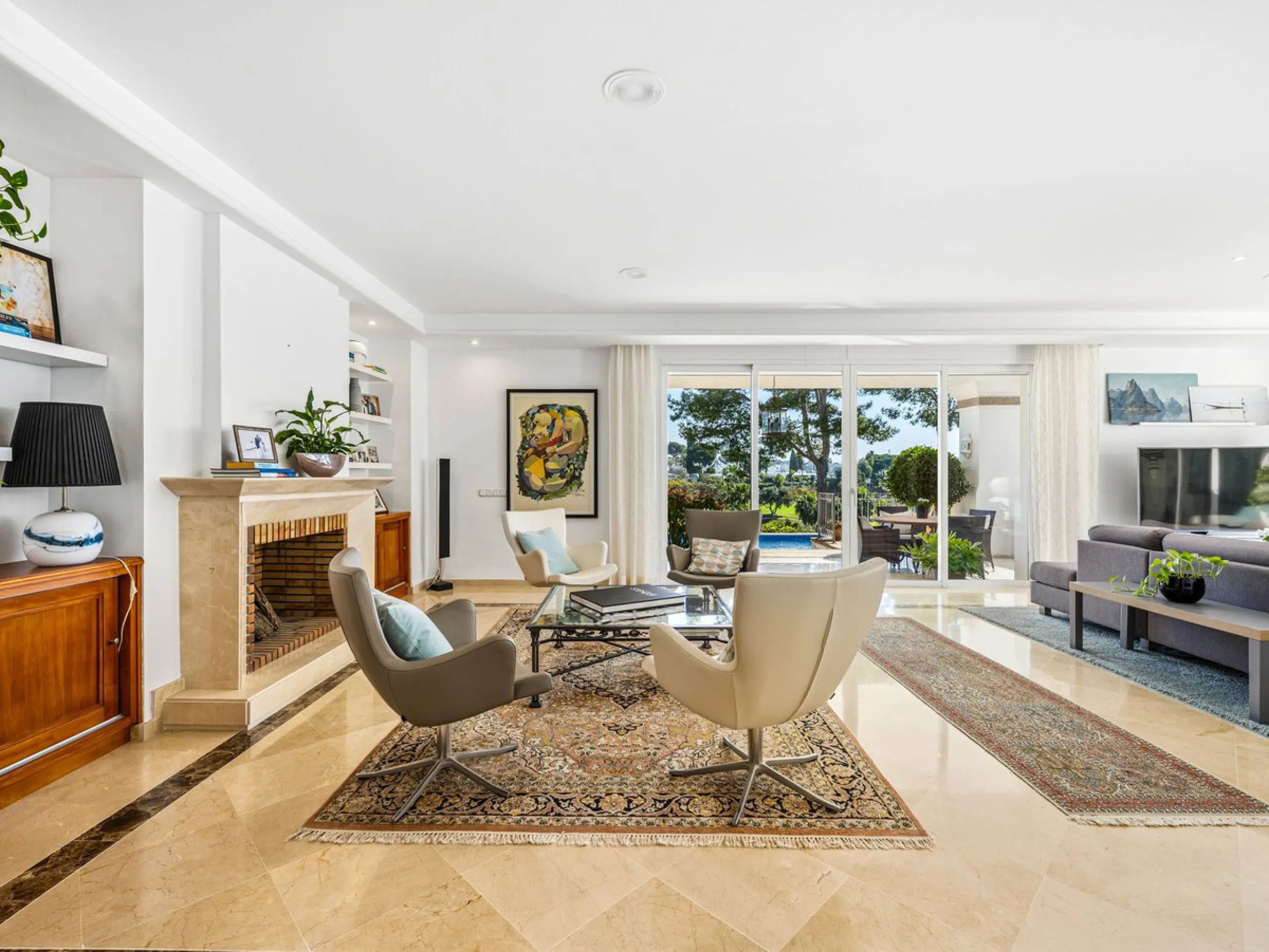 Elegant 7-Bedroom Frontline Golf Villa with Iconic Mountain Views – Nueva Andalucía