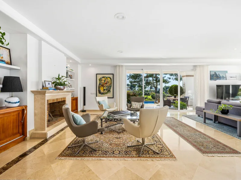 Elegant 7-Bedroom Frontline Golf Villa with Iconic Mountain Views – Nueva Andalucía