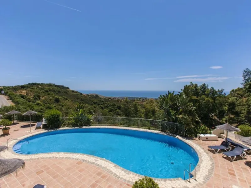 WHAT A VIEW! This superb south facing 3 bed corner duplex apartment lies on the hills of Elviria and boasts utterly breathtaking views to the sea towards the coasts of Africa. Probably the best unit in this small complex of 28 neighbors only, the apartmen