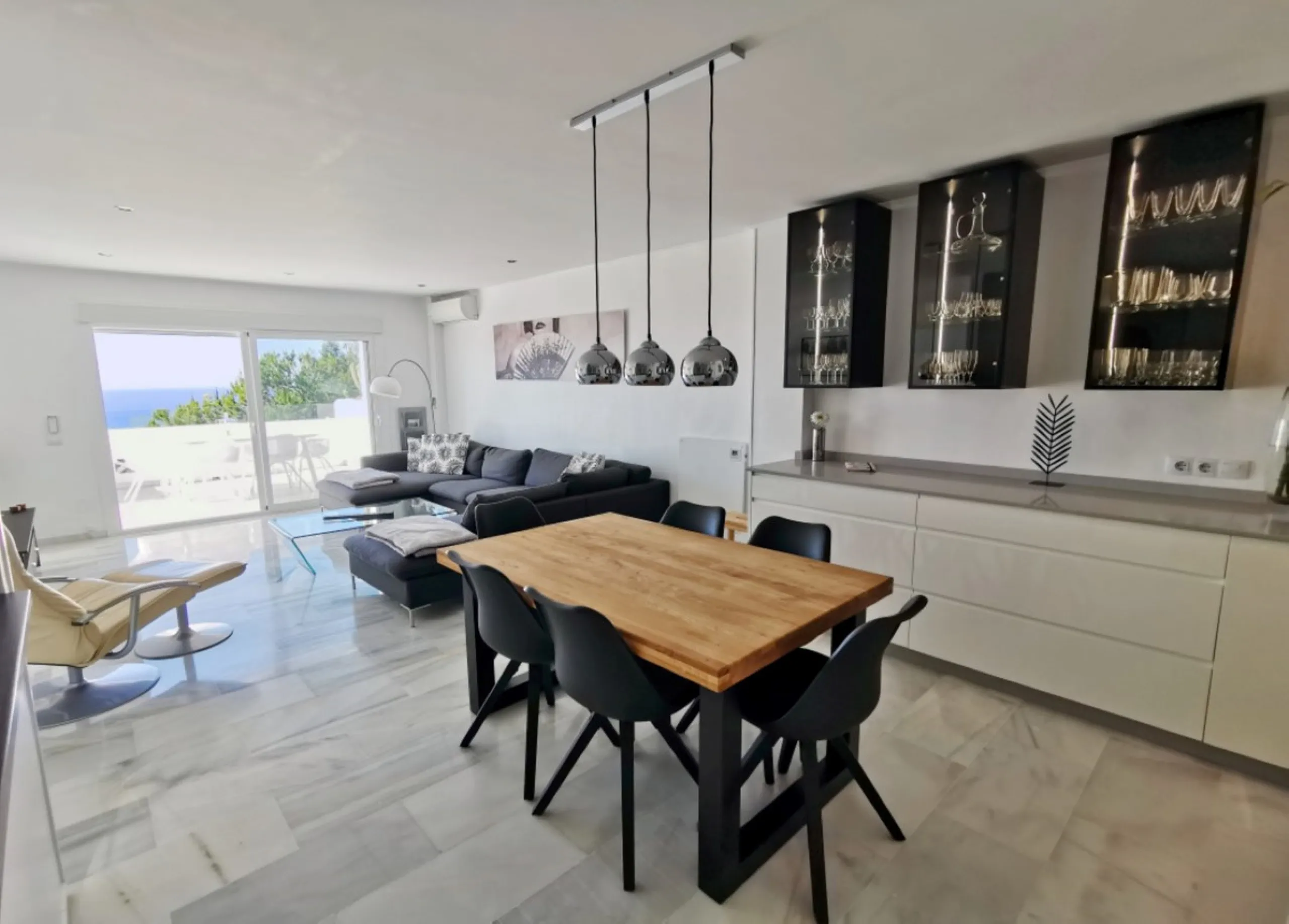 Apartment - Middle Floor Apartment в продаже в Marbella, Málaga. В доме 3 спален и 2 ванных комнат. Площадь дома 101 м²