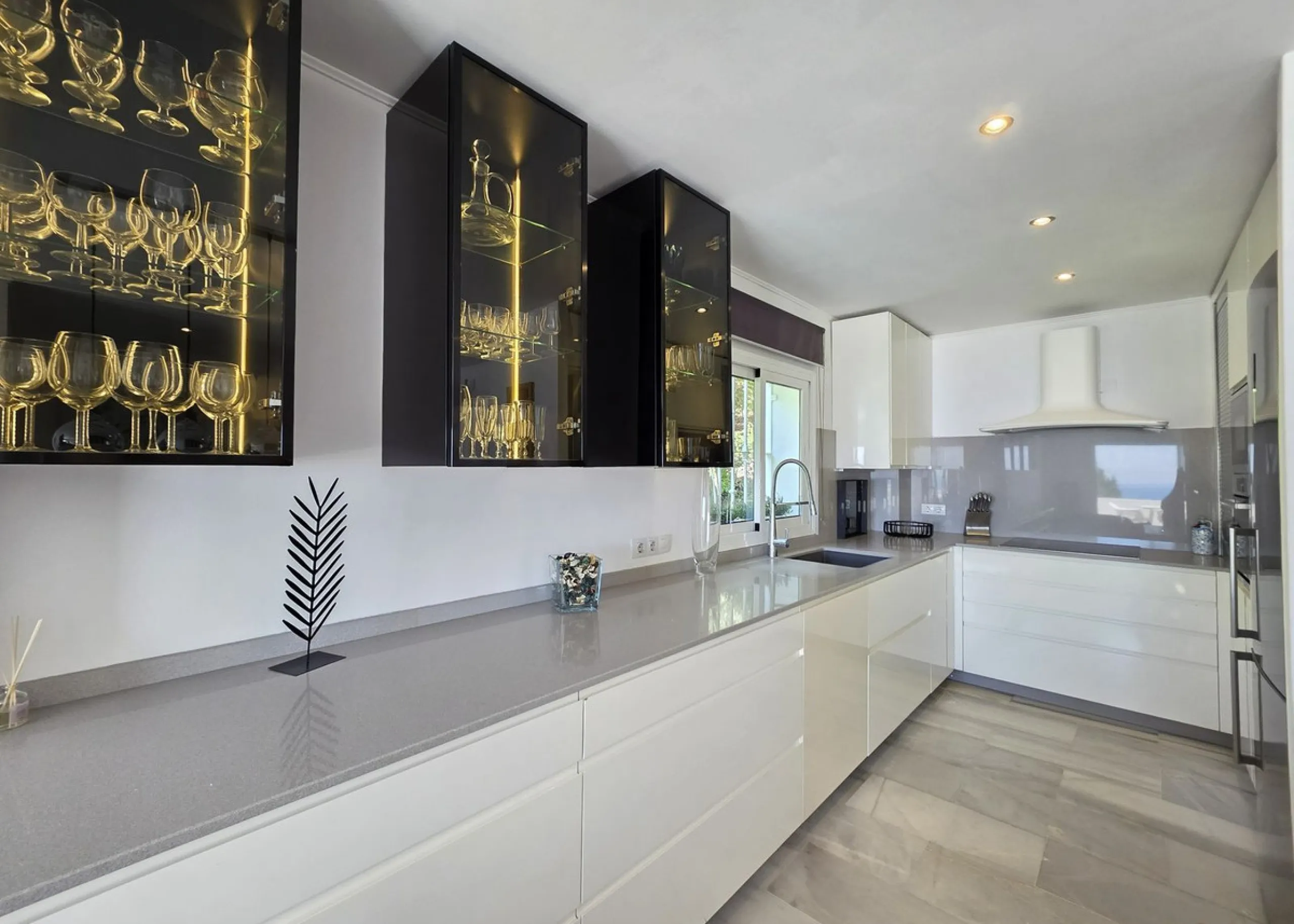 Apartment - Middle Floor Apartment в продаже в Marbella, Málaga. В доме 3 спален и 2 ванных комнат. Площадь дома 101 м²