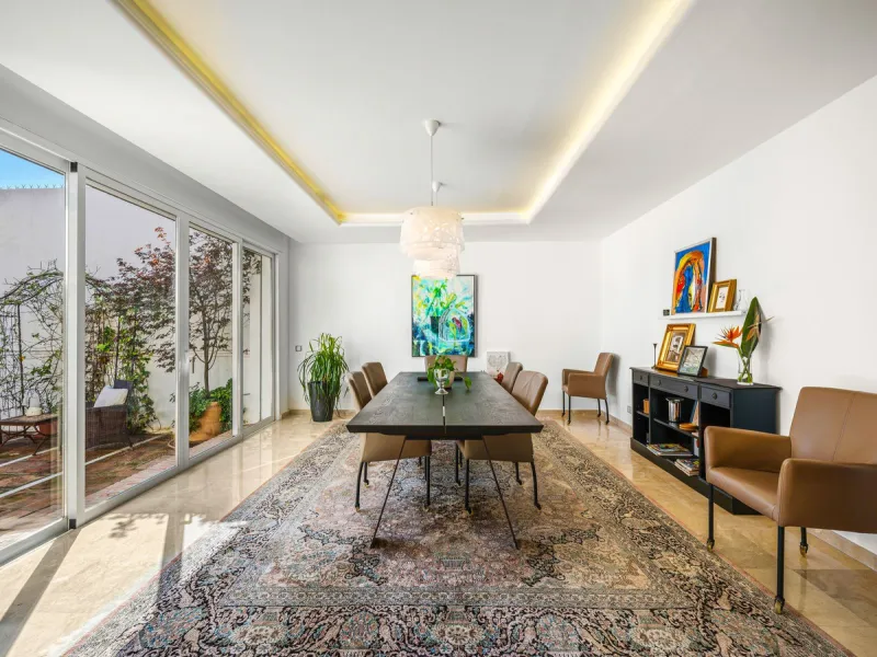 Elegant 7-Bedroom Frontline Golf Villa with Iconic Mountain Views – Nueva Andalucía