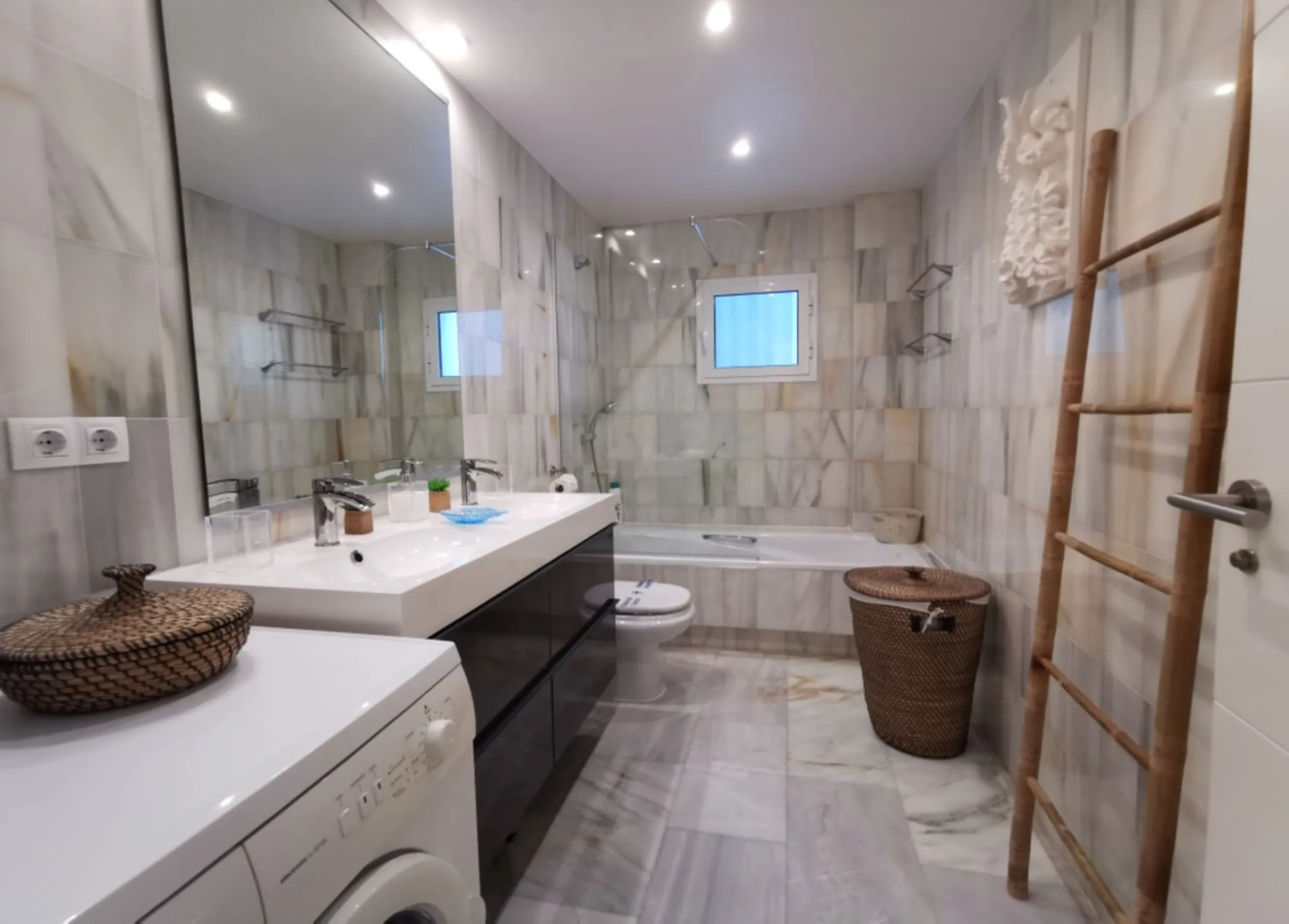 Apartment - Middle Floor Apartment в продаже в Marbella, Málaga. В доме 3 спален и 2 ванных комнат. Площадь дома 101 м²