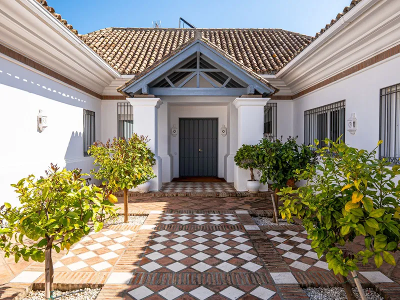 Elegant 7-Bedroom Frontline Golf Villa with Iconic Mountain Views – Nueva Andalucía