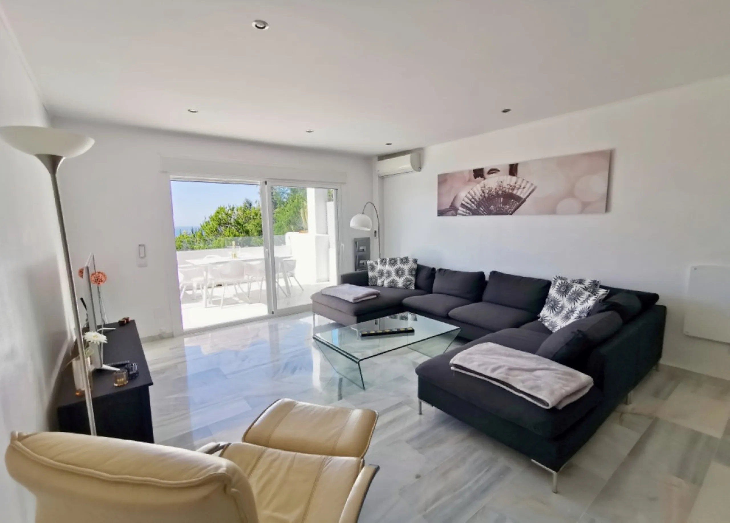 Apartment - Middle Floor Apartment в продаже в Marbella, Málaga. В доме 3 спален и 2 ванных комнат. Площадь дома 101 м²