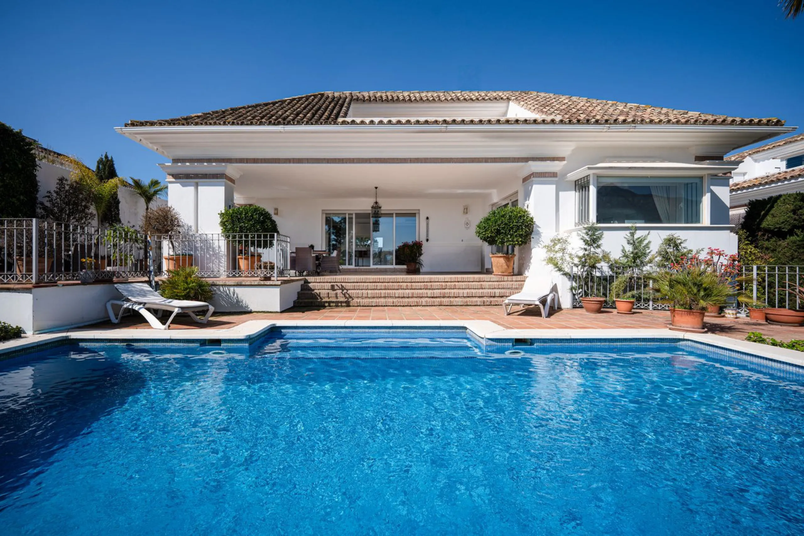 Elegant 7-Bedroom Frontline Golf Villa with Iconic Mountain Views – Nueva Andalucía