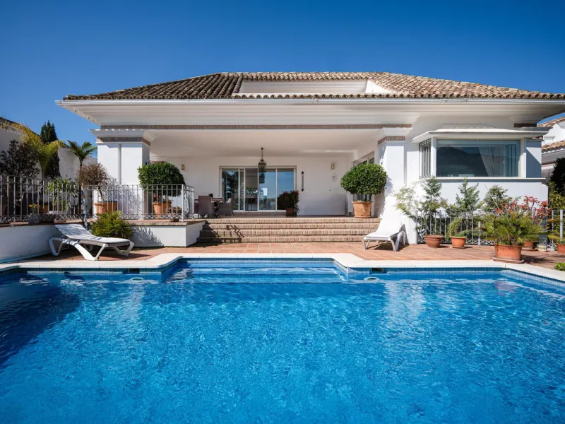 Elegant 7-Bedroom Frontline Golf Villa with Iconic Mountain Views – Nueva Andalucía