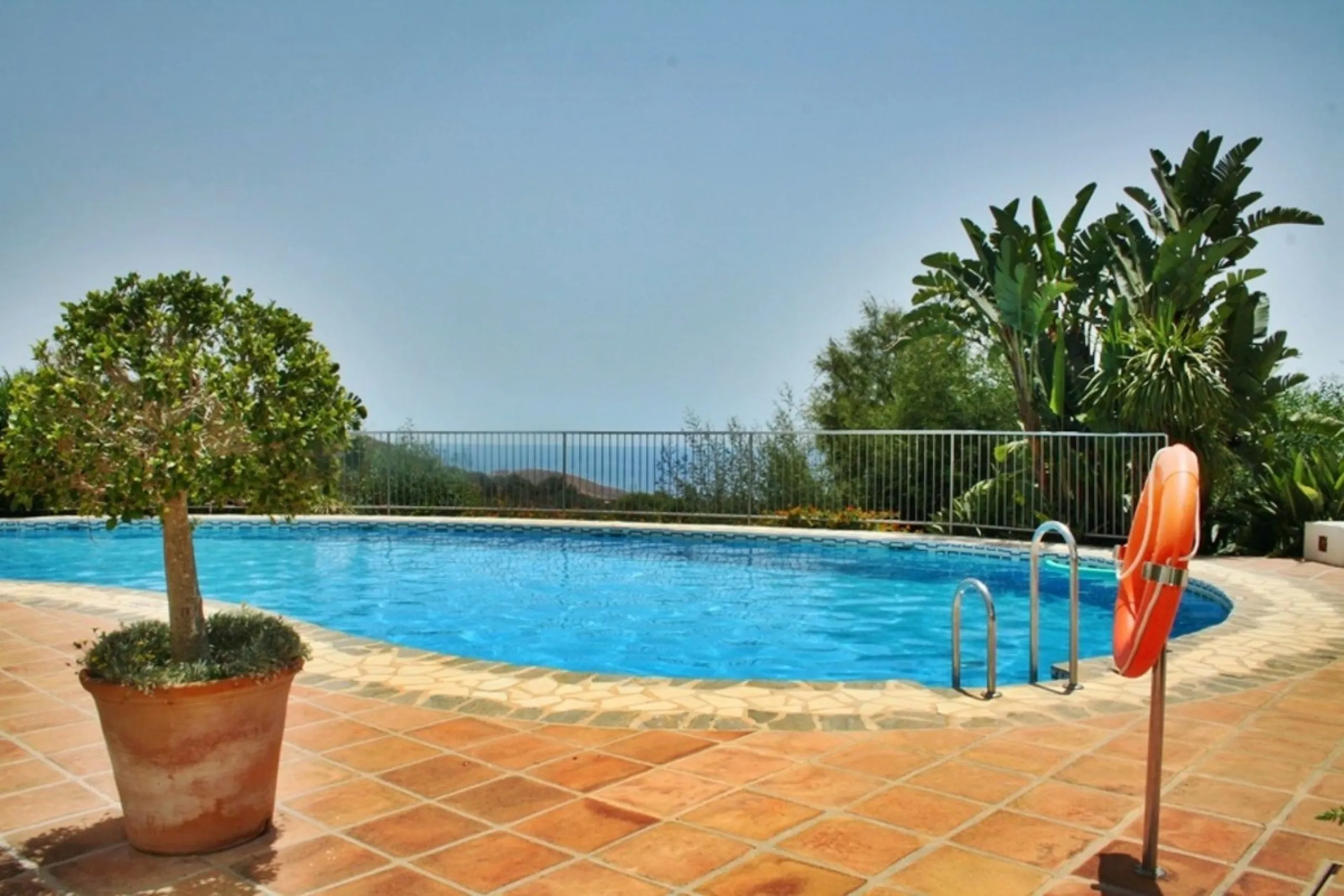 Apartment - Middle Floor Apartment в продаже в Marbella, Málaga. В доме 3 спален и 2 ванных комнат. Площадь дома 101 м²