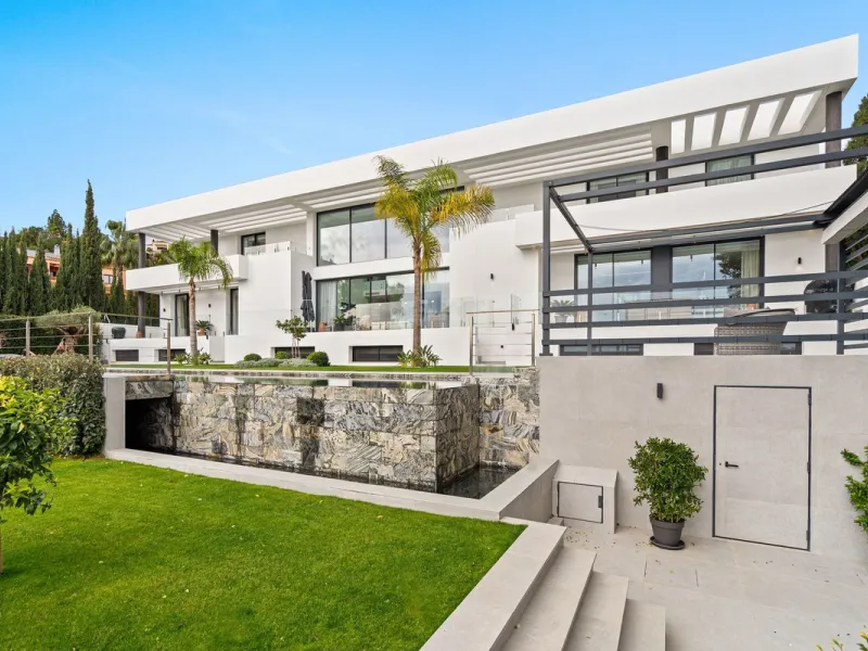 Contemporary luxury villa with sea and golf views for sale between Marbella and Estepona