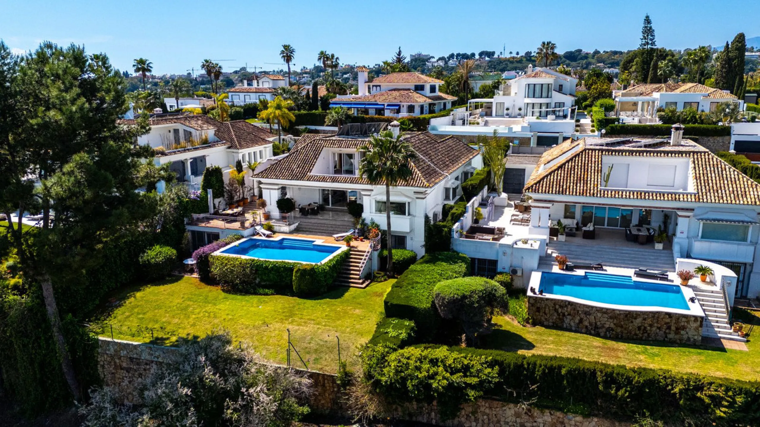 Elegant 7-Bedroom Frontline Golf Villa with Iconic Mountain Views – Nueva Andalucía