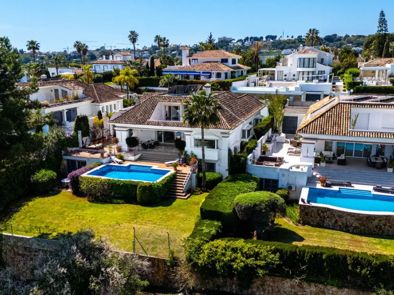 Elegant 7-Bedroom Frontline Golf Villa with Iconic Mountain Views – Nueva Andalucía