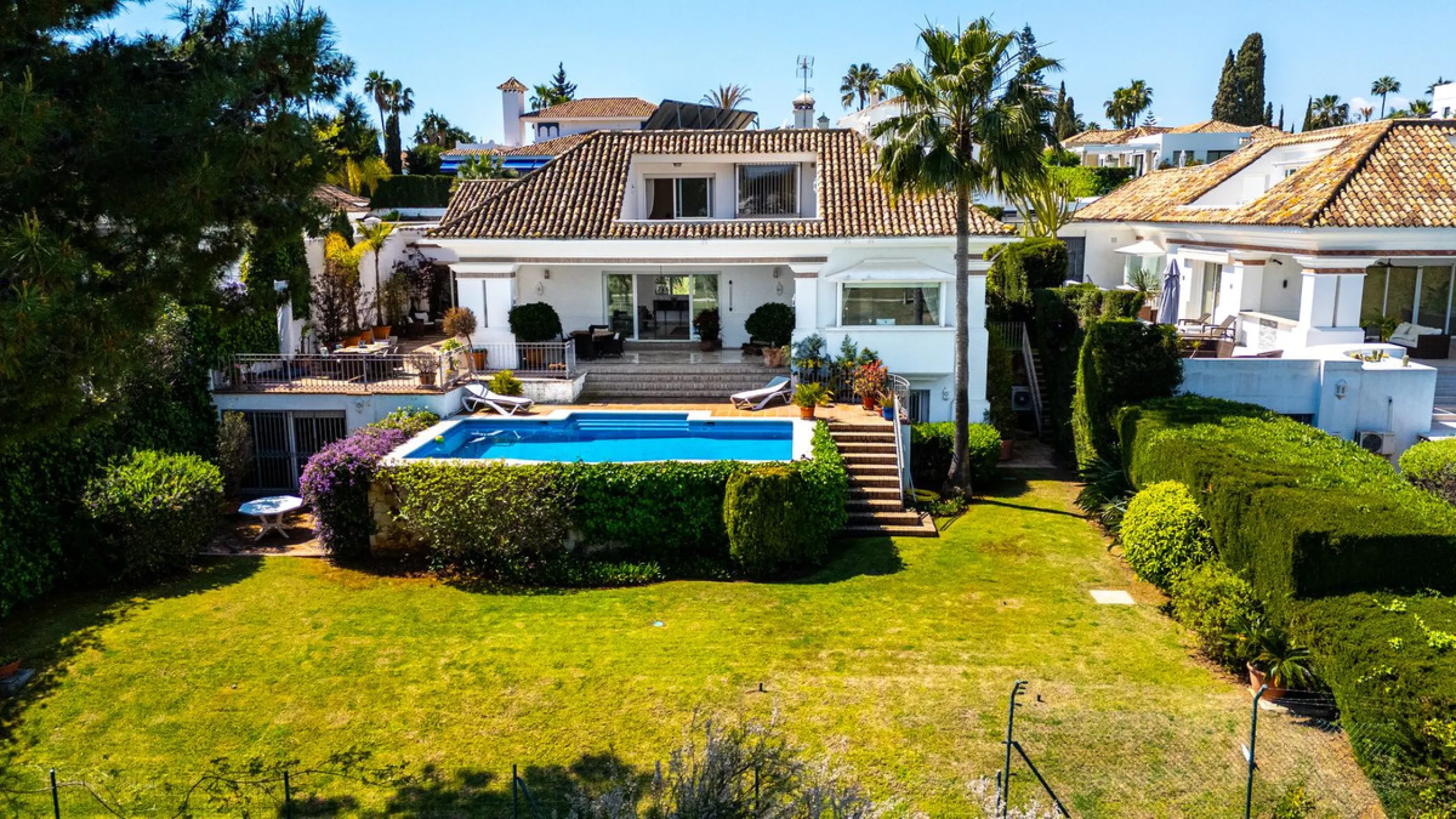 Elegant 7-Bedroom Frontline Golf Villa with Iconic Mountain Views – Nueva Andalucía