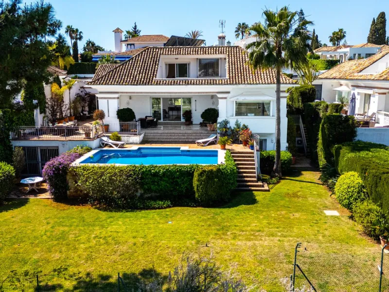Elegant 7-Bedroom Frontline Golf Villa with Iconic Mountain Views – Nueva Andalucía