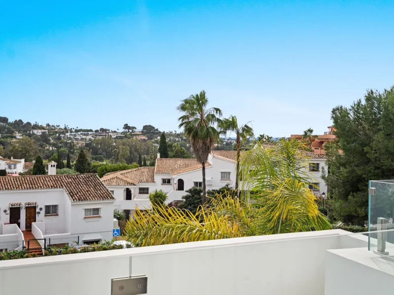 Contemporary luxury villa with sea and golf views for sale between Marbella and Estepona