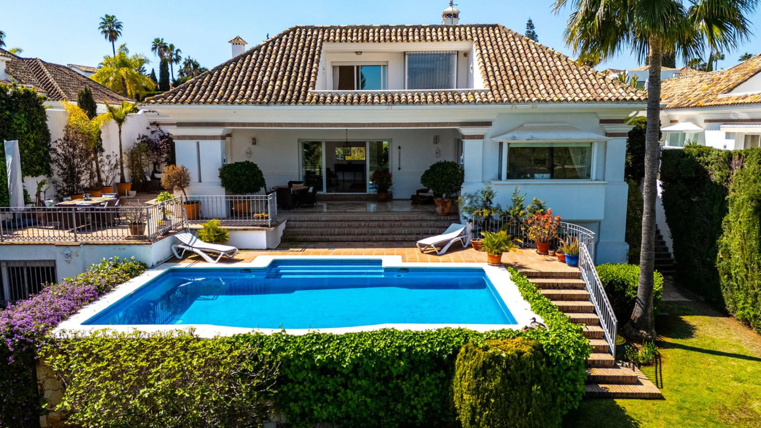 Elegant 7-Bedroom Frontline Golf Villa with Iconic Mountain Views – Nueva Andalucía