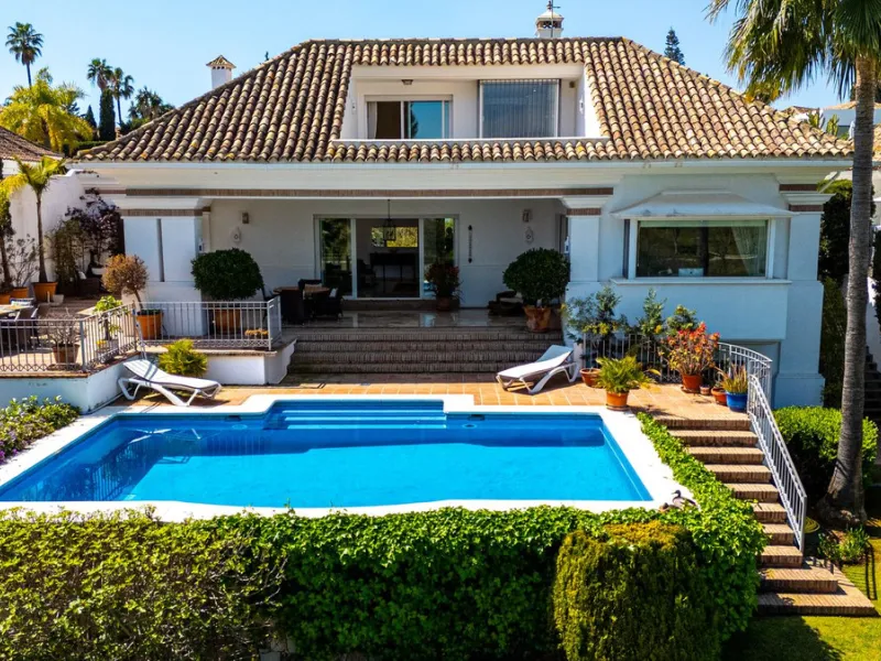 Elegant 7-Bedroom Frontline Golf Villa with Iconic Mountain Views – Nueva Andalucía
