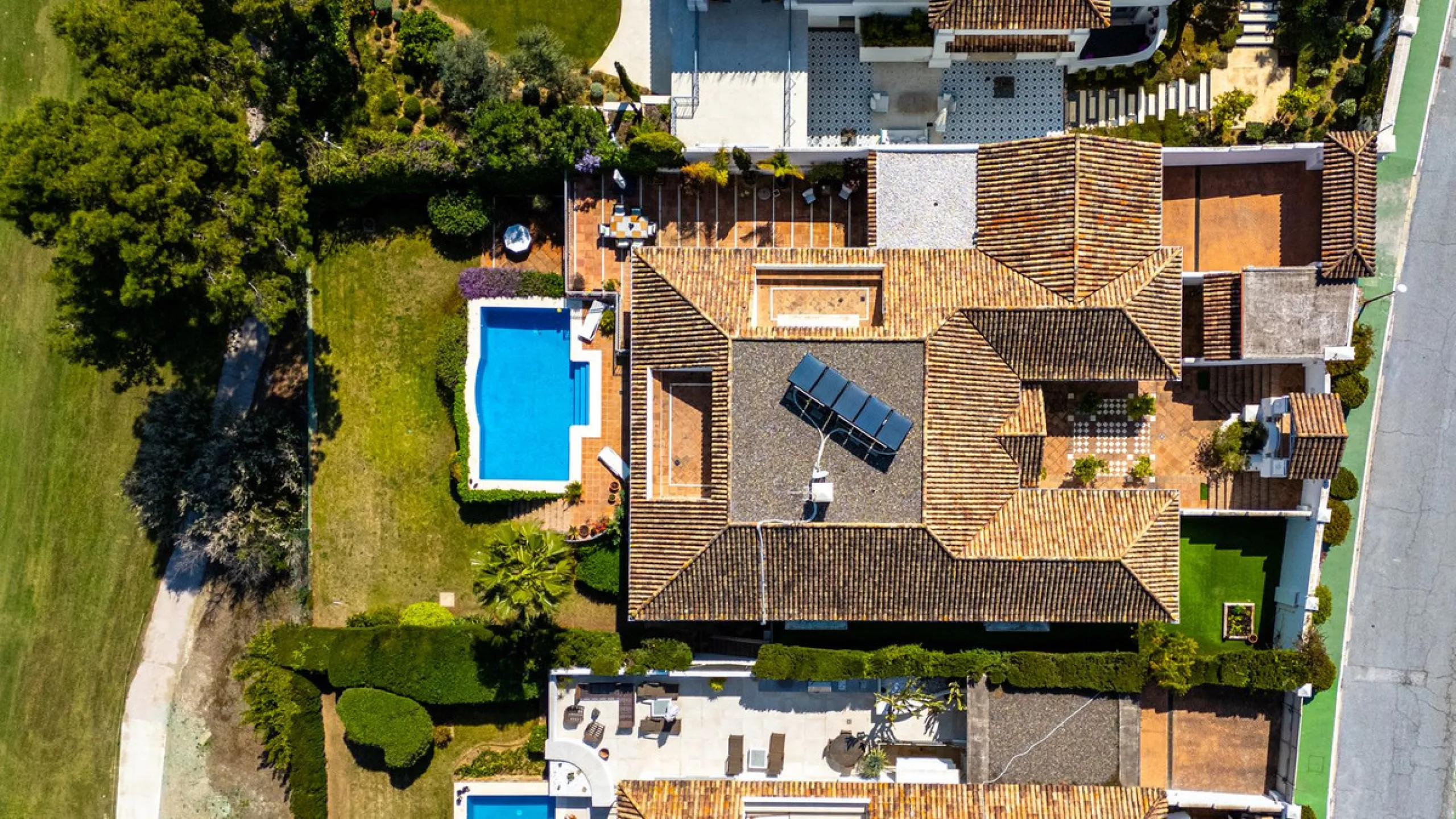Elegant 7-Bedroom Frontline Golf Villa with Iconic Mountain Views – Nueva Andalucía
