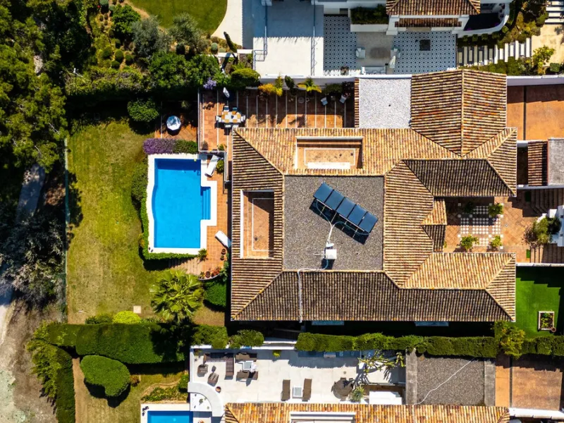 Elegant 7-Bedroom Frontline Golf Villa with Iconic Mountain Views – Nueva Andalucía