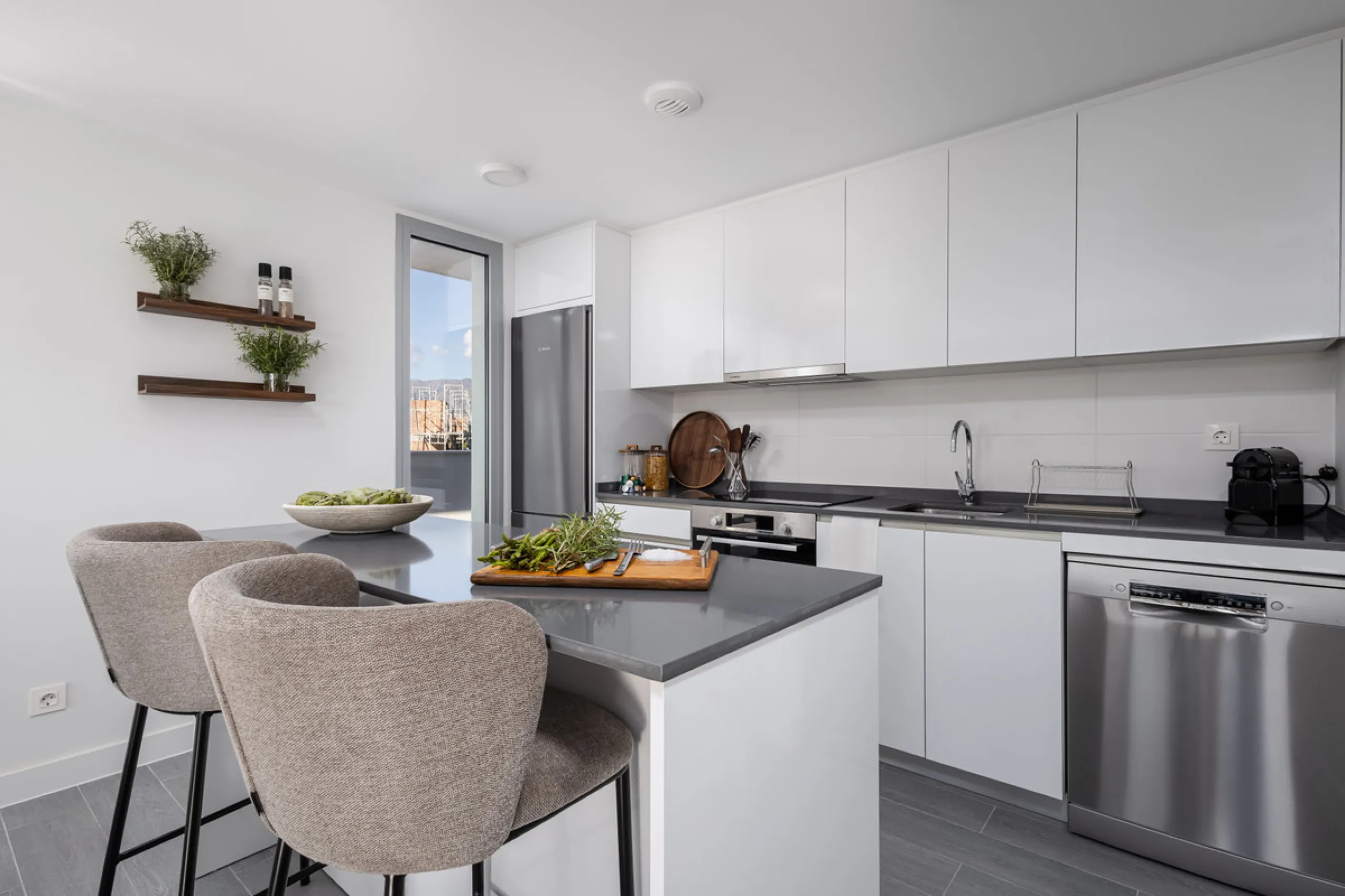 Discover unparalleled luxury and Mediterranean elegance in this exceptional 3-bedroom penthouse, nestled within the prestigious Vitta Natura  in La Cala de Mijas. Designed for those who appreciate sophistication and serenity, this residence boasts a vast 
