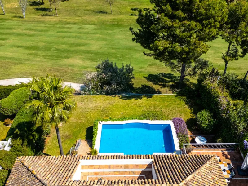 Elegant 7-Bedroom Frontline Golf Villa with Iconic Mountain Views – Nueva Andalucía