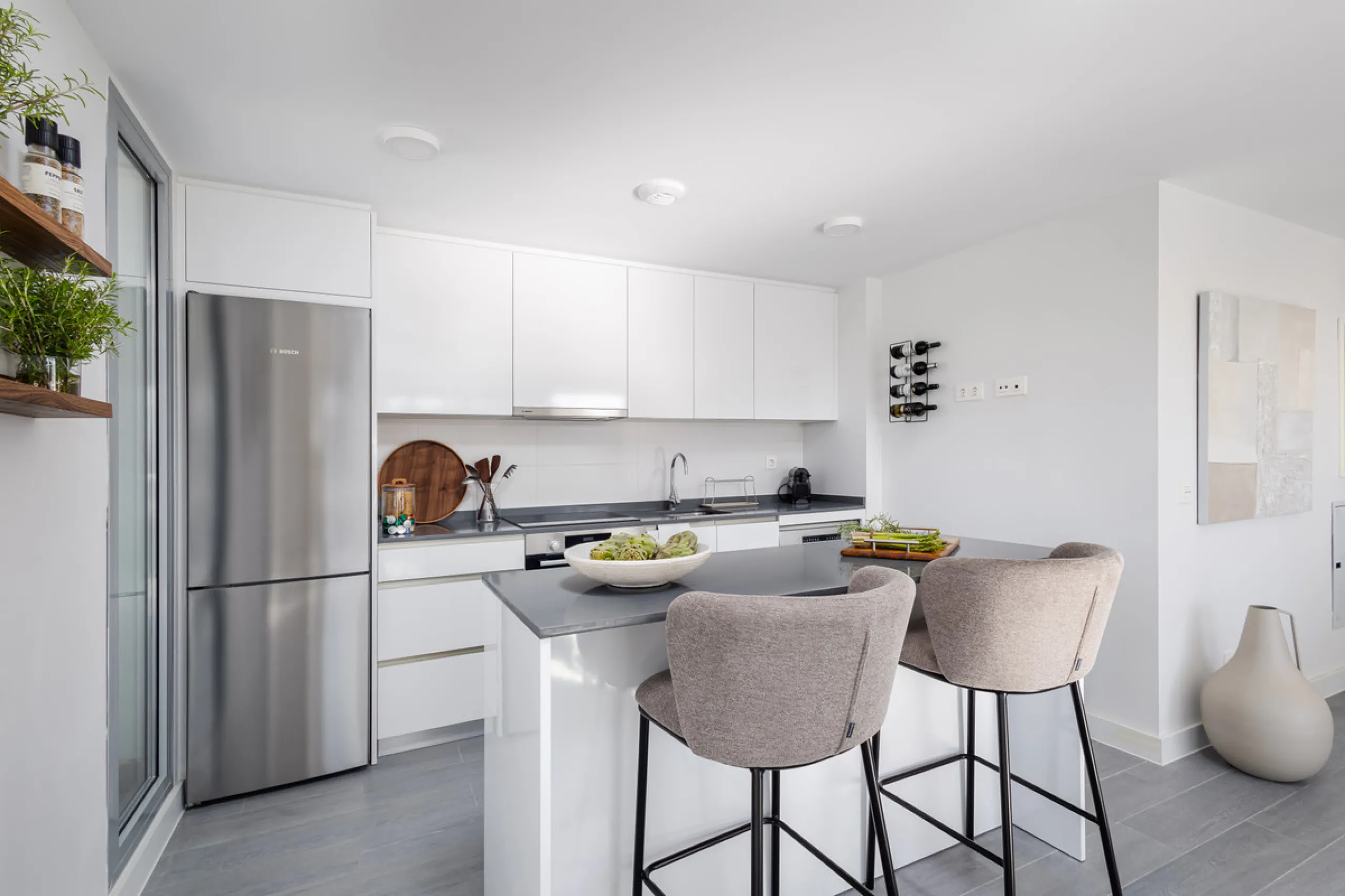 Discover unparalleled luxury and Mediterranean elegance in this exceptional 3-bedroom penthouse, nestled within the prestigious Vitta Natura  in La Cala de Mijas. Designed for those who appreciate sophistication and serenity, this residence boasts a vast 