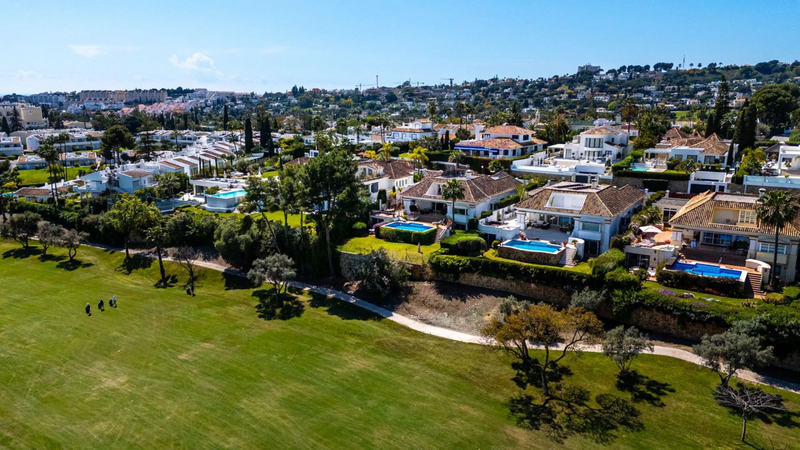 Elegant 7-Bedroom Frontline Golf Villa with Iconic Mountain Views – Nueva Andalucía