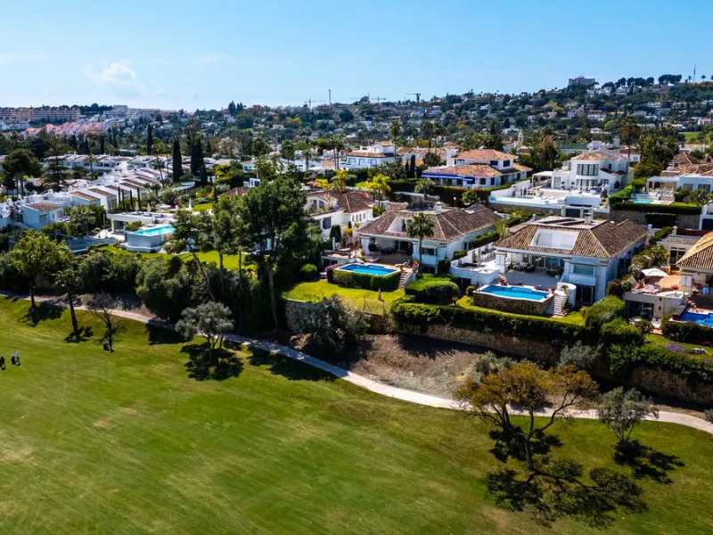 Elegant 7-Bedroom Frontline Golf Villa with Iconic Mountain Views – Nueva Andalucía