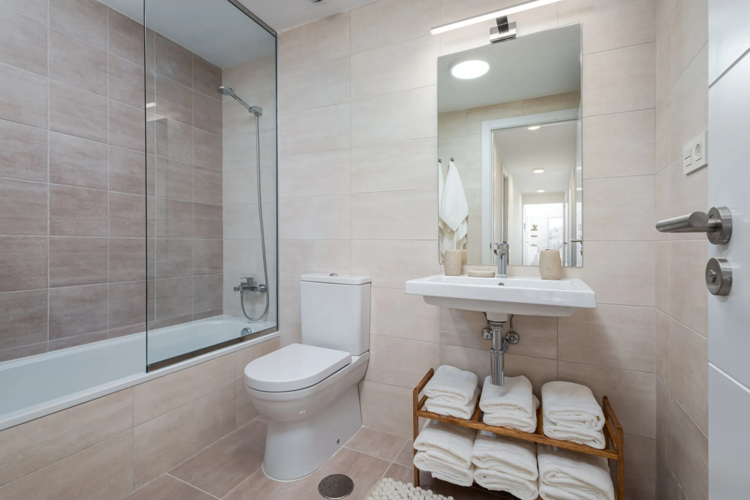 Discover unparalleled luxury and Mediterranean elegance in this exceptional 3-bedroom penthouse, nestled within the prestigious Vitta Natura  in La Cala de Mijas. Designed for those who appreciate sophistication and serenity, this residence boasts a vast 
