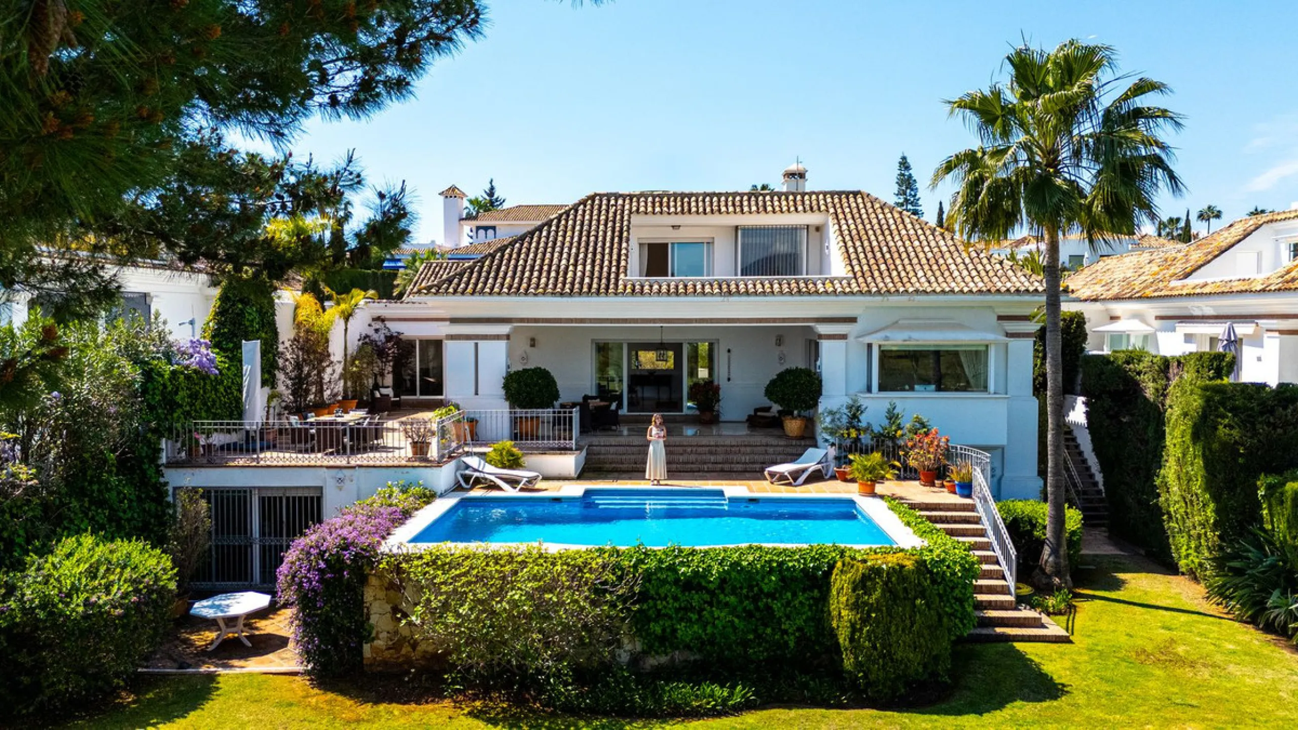 Elegant 7-Bedroom Frontline Golf Villa with Iconic Mountain Views – Nueva Andalucía