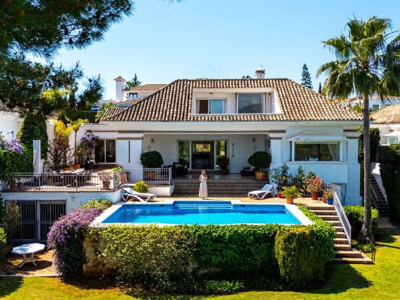 Elegant 7-Bedroom Frontline Golf Villa with Iconic Mountain Views – Nueva Andalucía