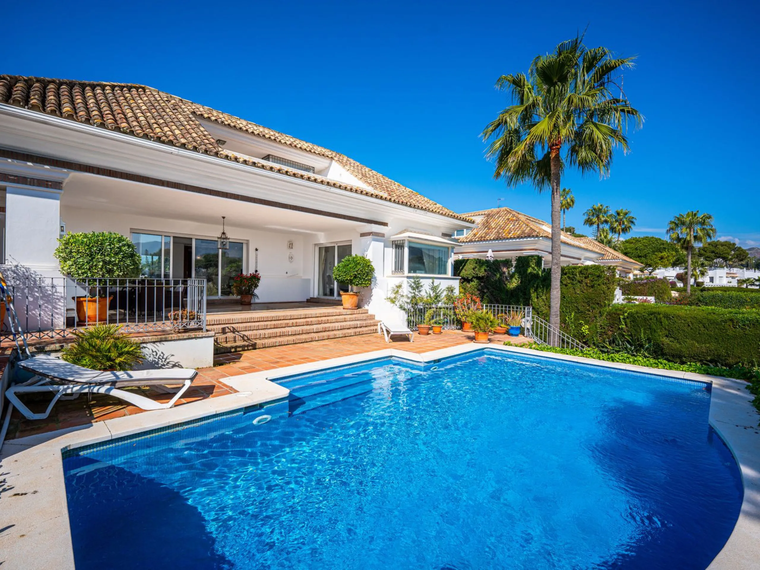 Elegant 7-Bedroom Frontline Golf Villa with Iconic Mountain Views – Nueva Andalucía