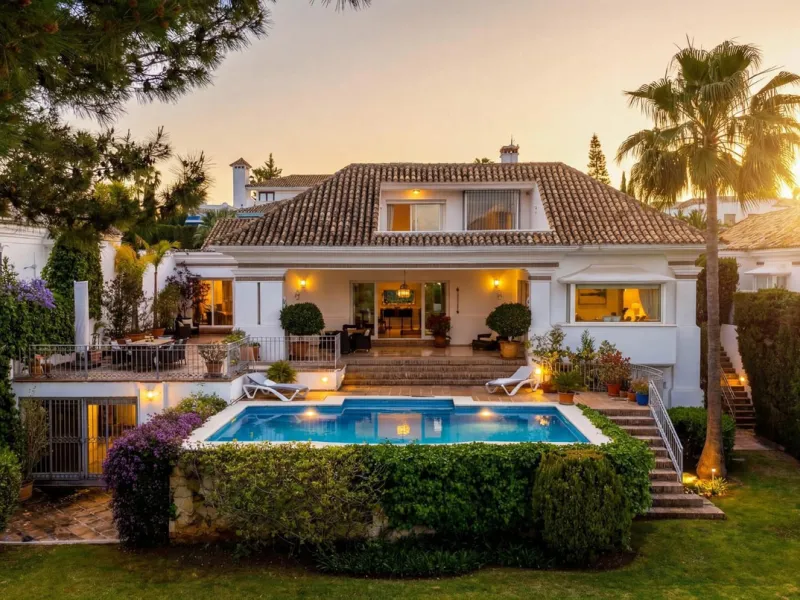 Elegant 7-Bedroom Frontline Golf Villa with Iconic Mountain Views – Nueva Andalucía