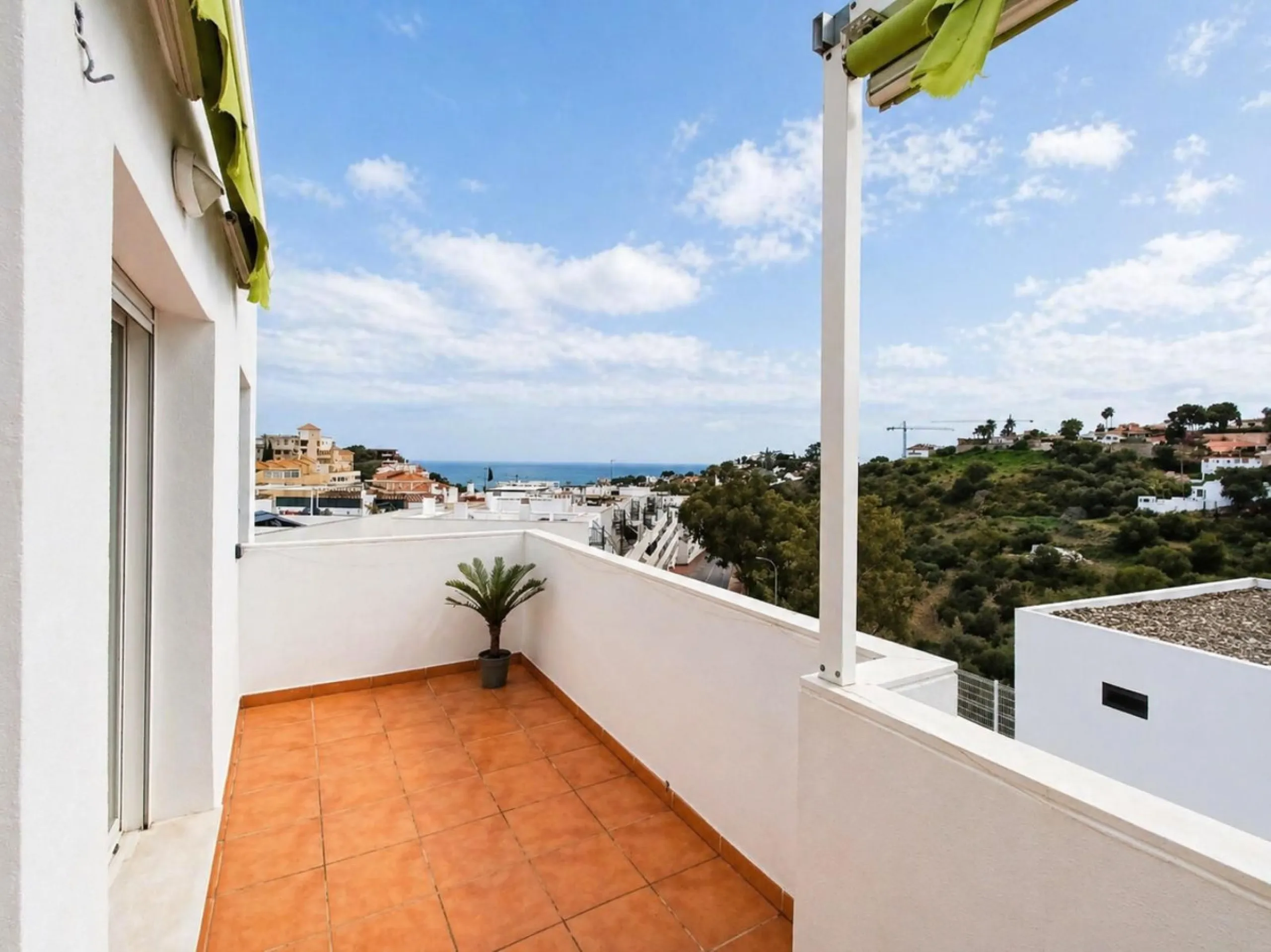 Apartment - Penthouse Duplex в продаже в Benalmadena, Málaga. В доме 4 спален и 2 ванных комнат. Площадь дома 158 м²