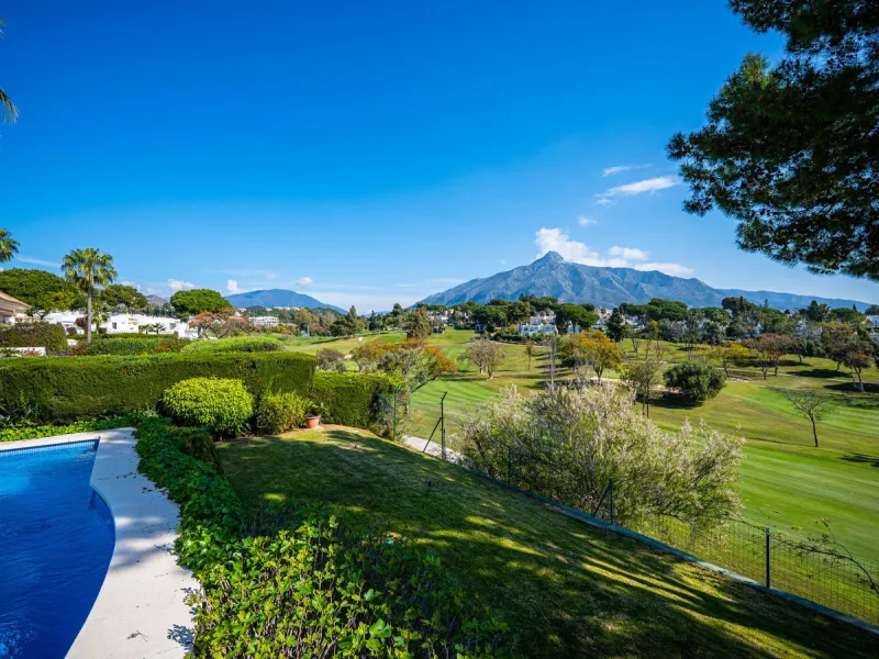 Elegant 7-Bedroom Frontline Golf Villa with Iconic Mountain Views – Nueva Andalucía