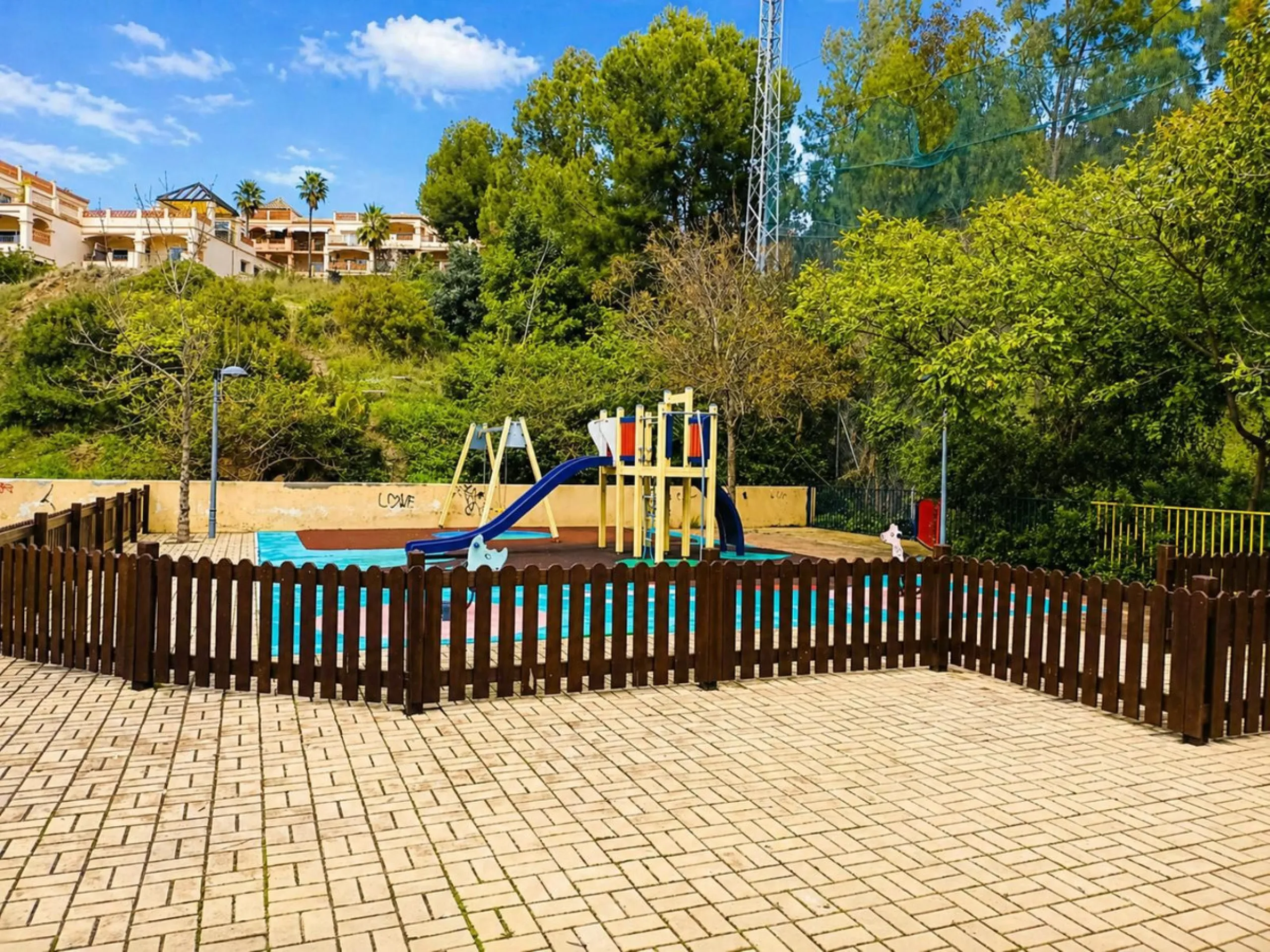 Apartment - Penthouse Duplex в продаже в Benalmadena, Málaga. В доме 4 спален и 2 ванных комнат. Площадь дома 158 м²