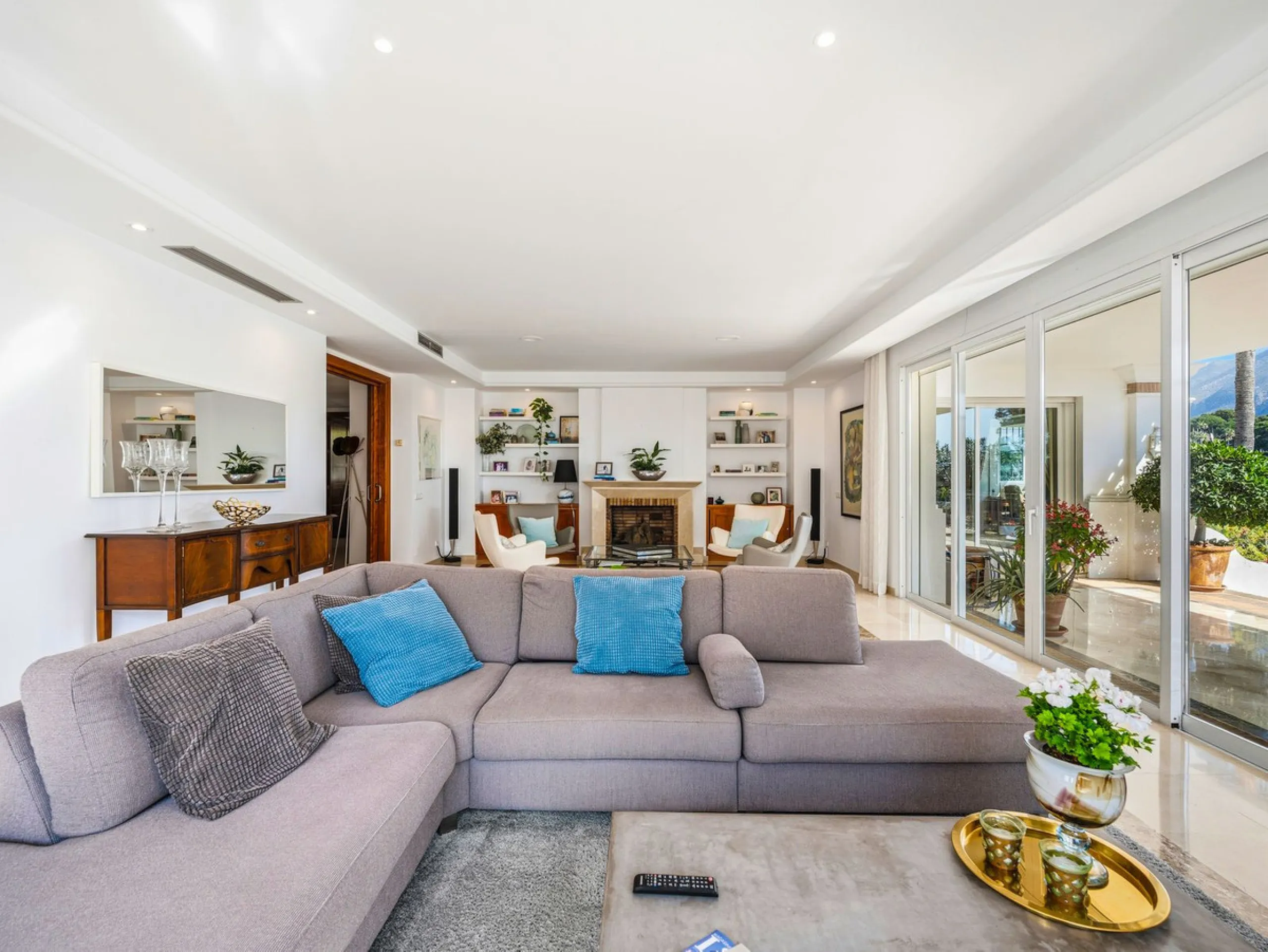 Elegant 7-Bedroom Frontline Golf Villa with Iconic Mountain Views – Nueva Andalucía