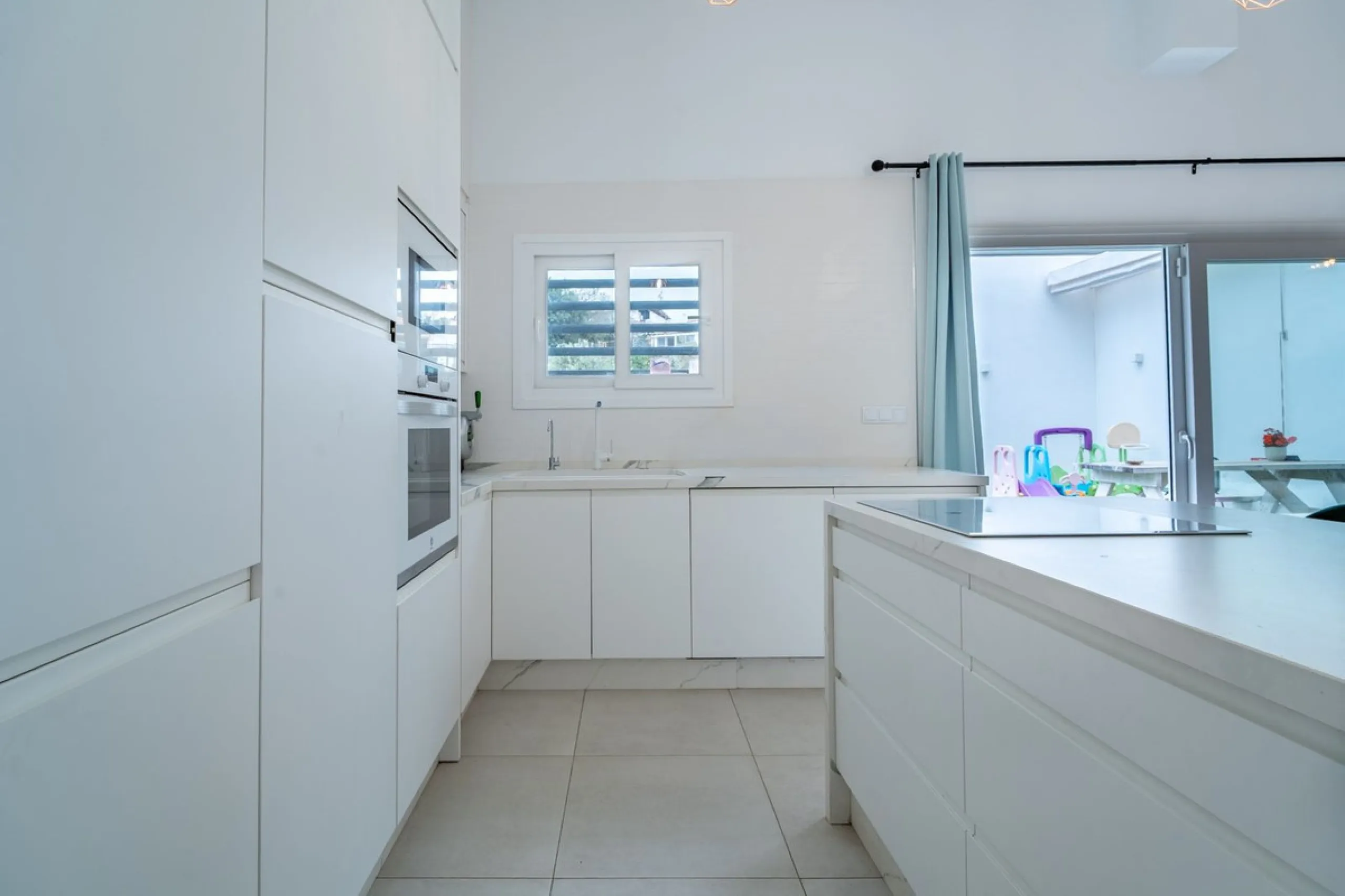 House - Detached Villa в продаже в Málaga, Málaga. В доме 2 спален и 4 ванных комнат. Площадь дома 176 м². Площадь участка 363 м²