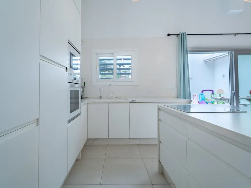 House - Detached Villa в продаже в Málaga, Málaga. В доме 2 спален и 4 ванных комнат. Площадь дома 176 м². Площадь участка 363 м²