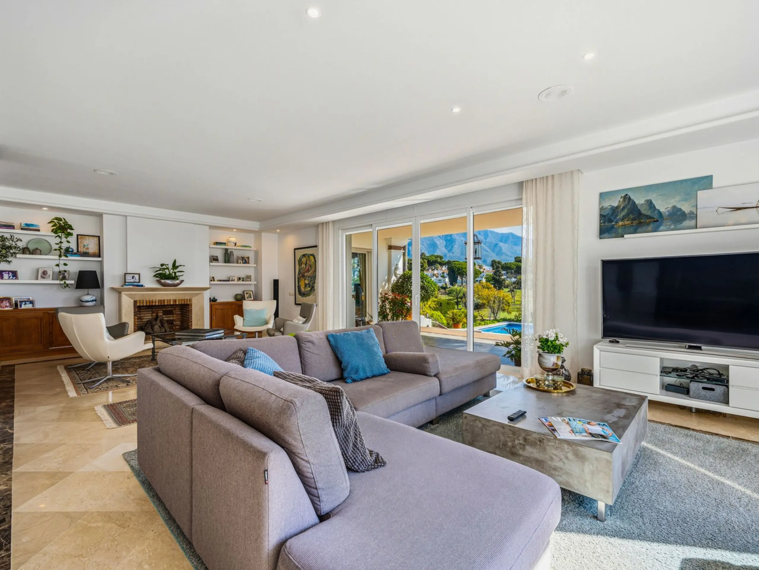 Elegant 7-Bedroom Frontline Golf Villa with Iconic Mountain Views – Nueva Andalucía