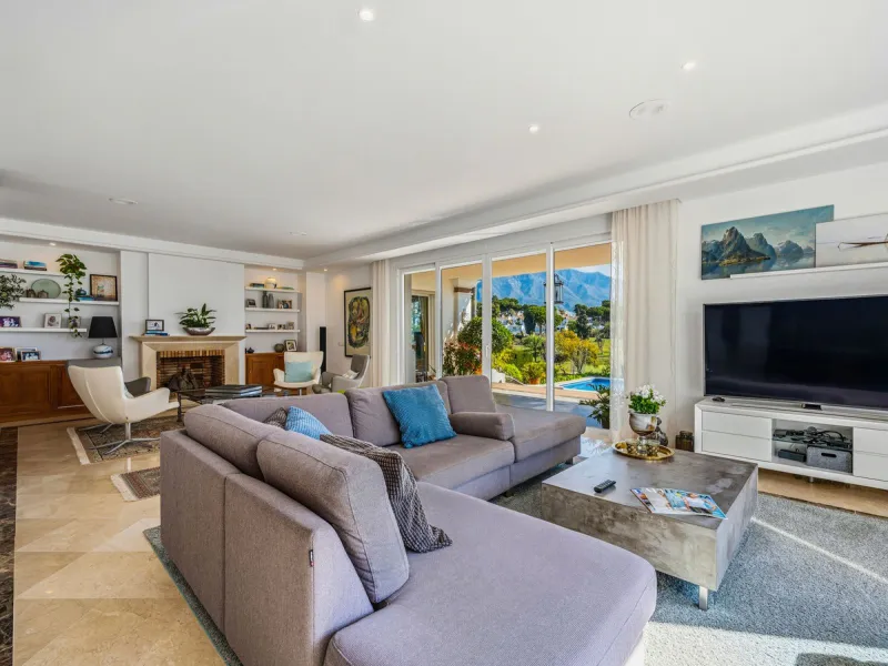 Elegant 7-Bedroom Frontline Golf Villa with Iconic Mountain Views – Nueva Andalucía