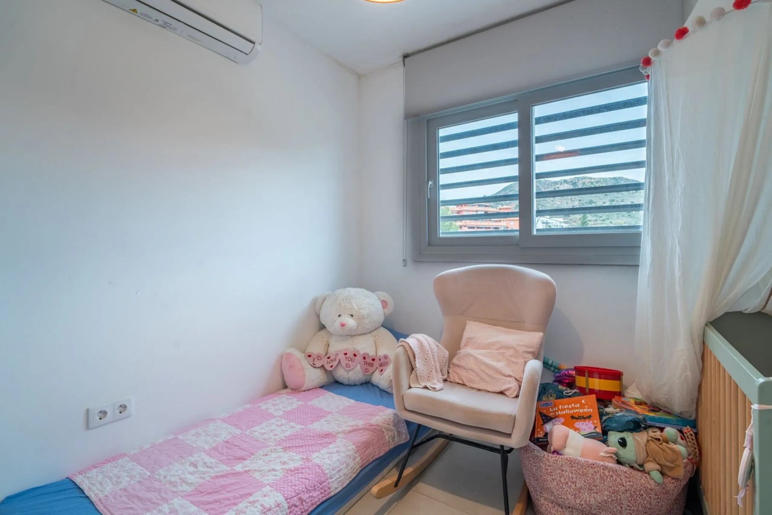 House - Detached Villa в продаже в Málaga, Málaga. В доме 2 спален и 4 ванных комнат. Площадь дома 176 м². Площадь участка 363 м²