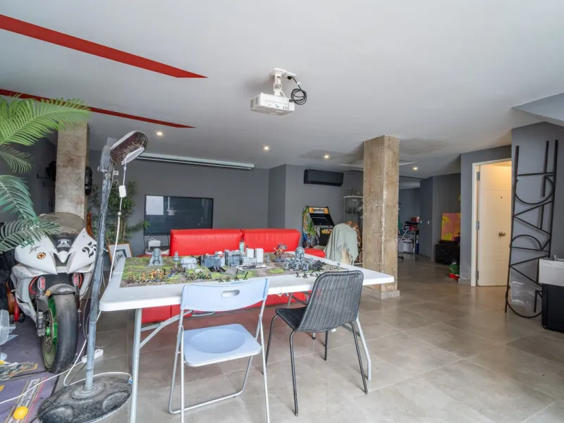 House - Detached Villa в продаже в Málaga, Málaga. В доме 2 спален и 4 ванных комнат. Площадь дома 176 м². Площадь участка 363 м²