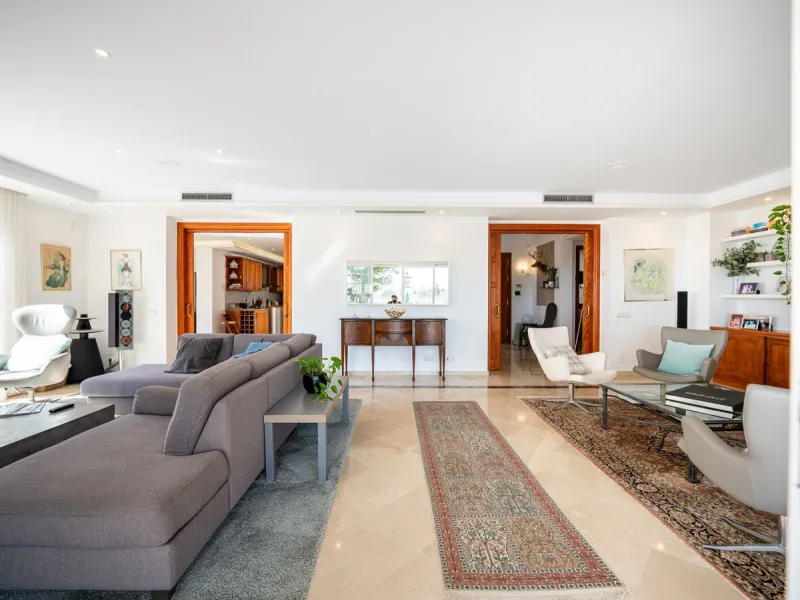 Elegant 7-Bedroom Frontline Golf Villa with Iconic Mountain Views – Nueva Andalucía