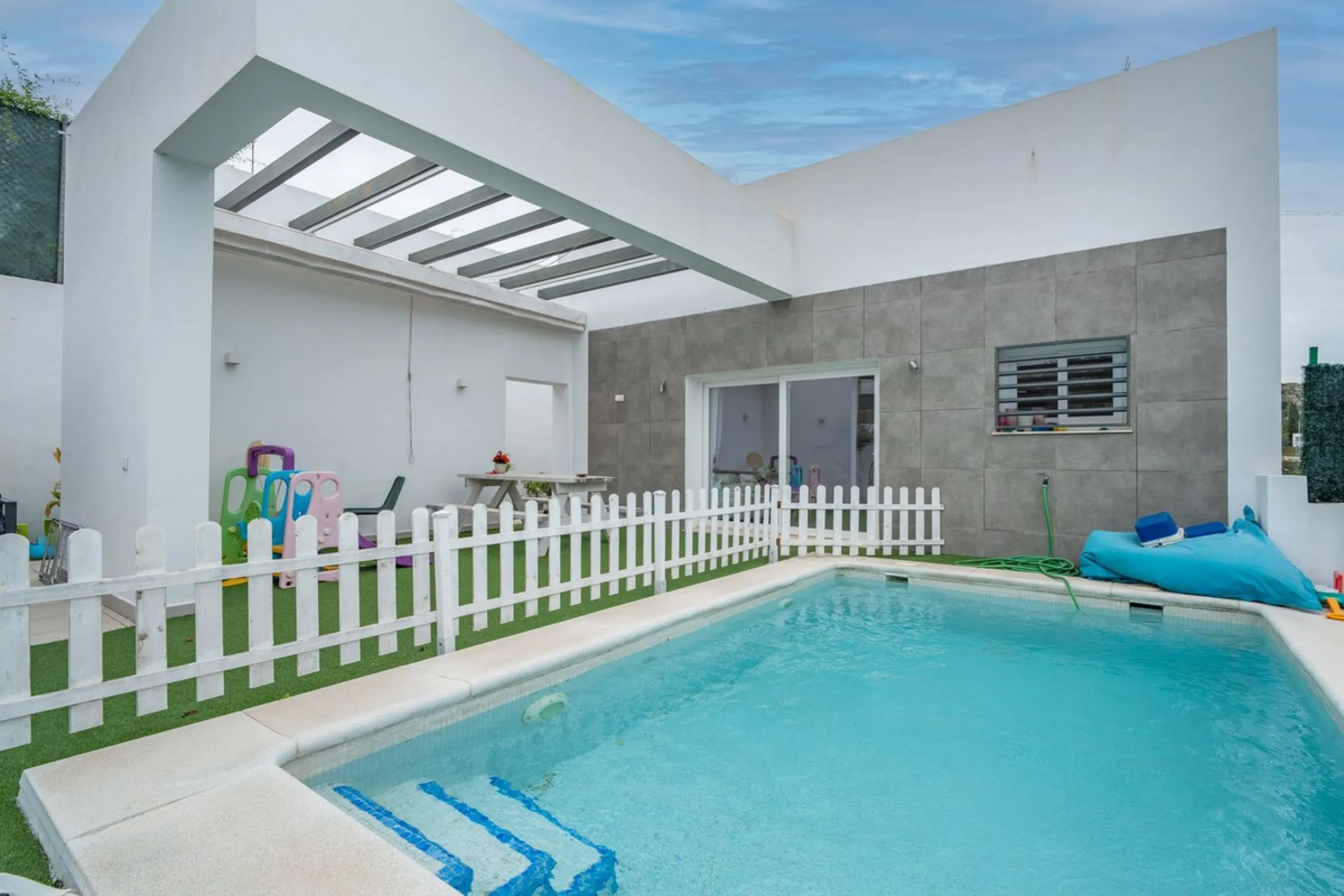House - Detached Villa в продаже в Málaga, Málaga. В доме 2 спален и 4 ванных комнат. Площадь дома 176 м². Площадь участка 363 м²
